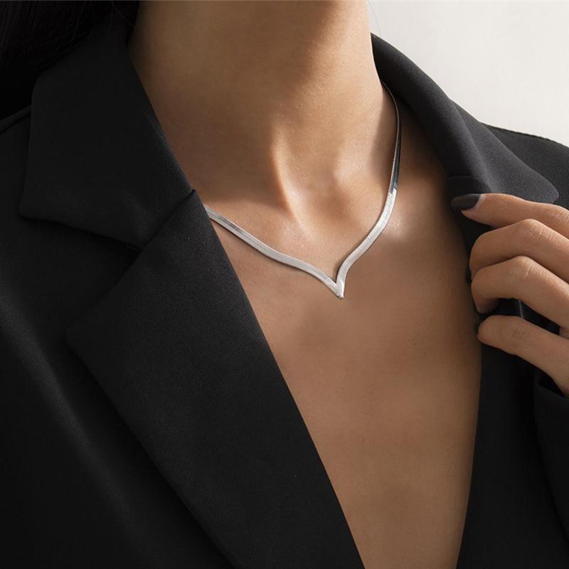 Collier Créatif Simple en Forme de V Pour Femmes Choker à Chaîne Serpent Plate Chaînes Lame Mode Accessoires de Cou Bijoux Cadeau brown