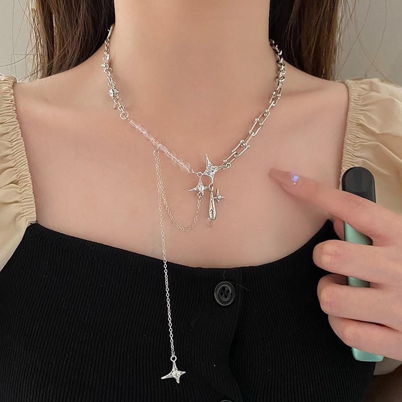 

Минималистичное колье на ключицу в нишевом дизайне для дерзкой девушки-миллениала