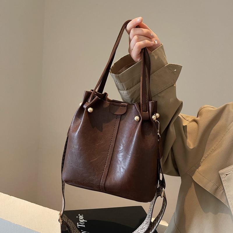 New autumn and winter retro fashion simple texture bucket bag versatile shoulder messenger commuter bag