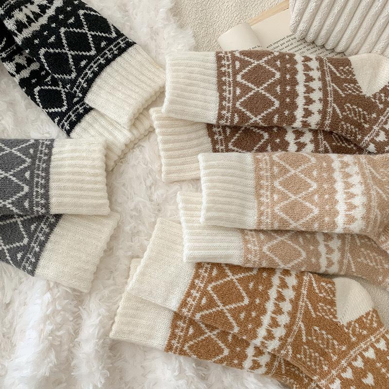 5 Pairs Women's Winter Warm Ski Socks - Thickened Thermal Mid-Calf Cold-Proof Snow Boots Socks with /Heart/Circle/Arrow Patterns