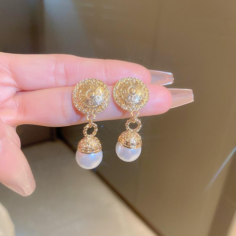 Retro Court Style Earrings Niche Light Luxury High-end Stud Earrings Versatile Earrings