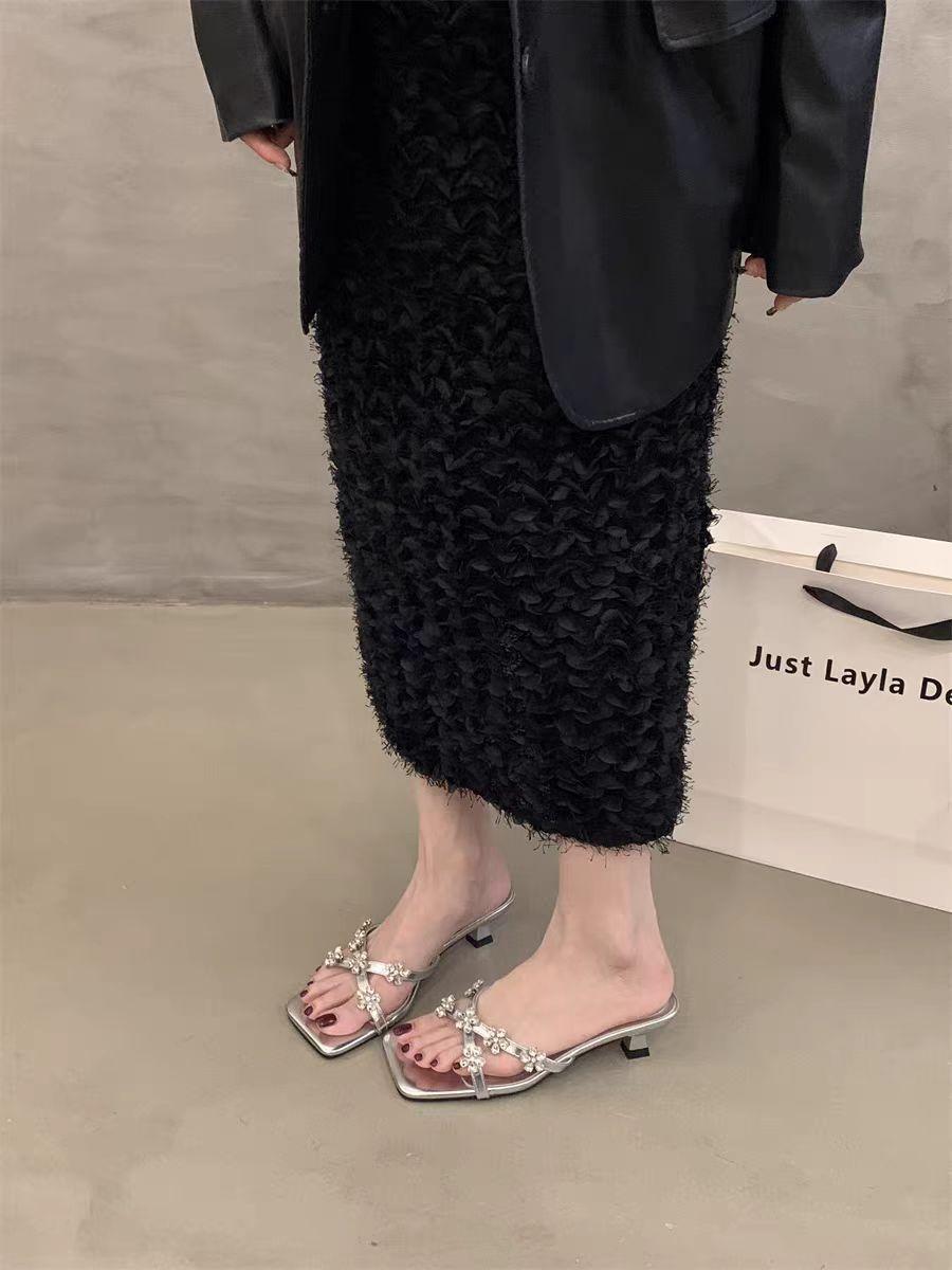 

Simple flower rhinestone one-word cool slippers women s summer 2025 new square head open-toed crossed strap stiletto sandals 40 серебряный