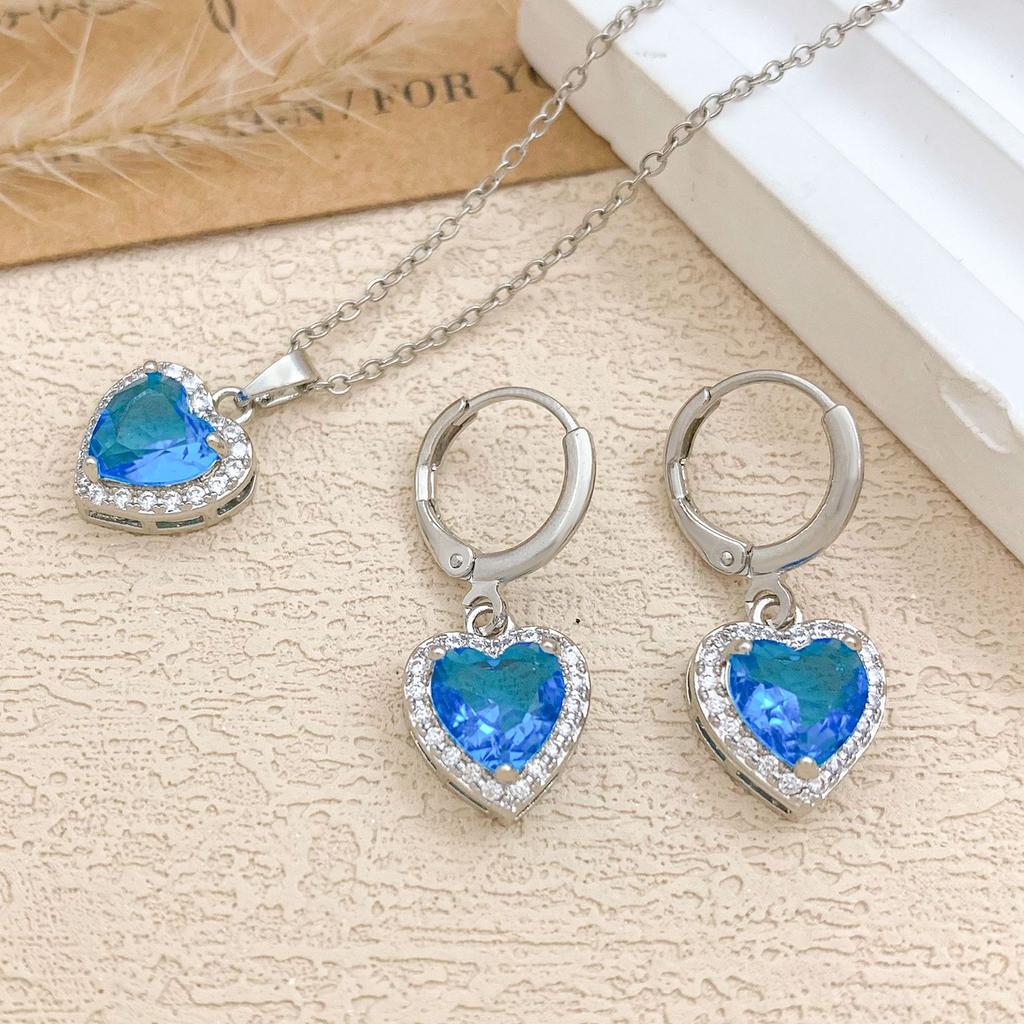 Colored Heart-shaped Zircon Necklace - Elegant and Luxurious Women's Small-Scale Exclusive Collar Chain with Pendant