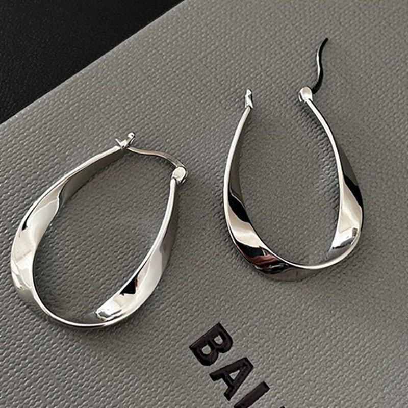Elegant Niche Design Oval Teardrop Hoop Earrings for Women: Trendy Cold Style Jewelry