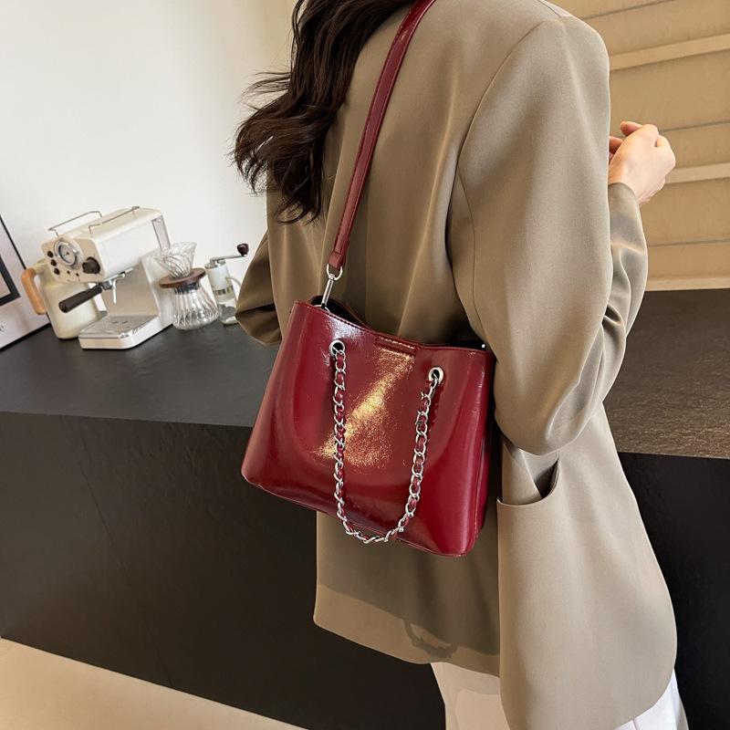 Summer new large-capacity bucket bag underarm bag fashion bag women's chain retro casual solid color shoulder bag tide