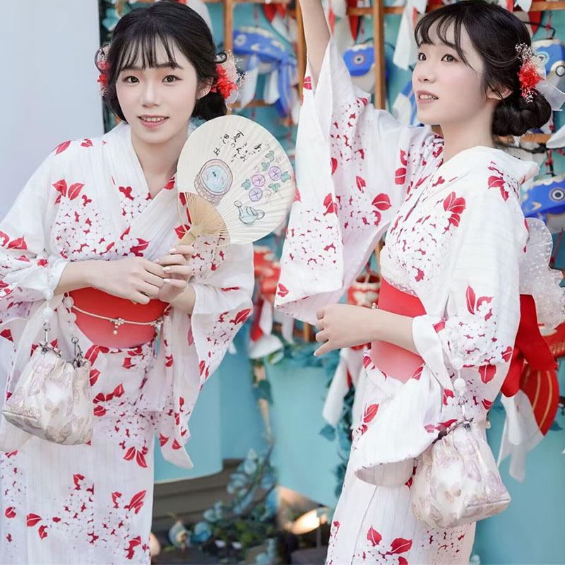 Dámské japonské kimono a yukata šaty pro formální fotografování