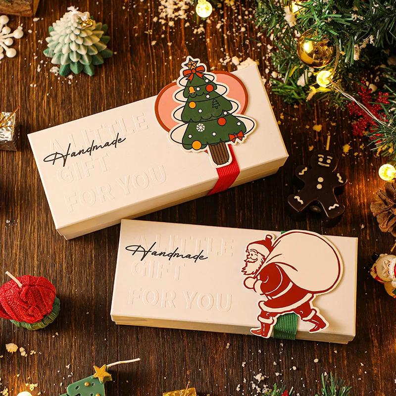 Kreatives 3-teiliges handgefertigtes duftendes Weihnachts-Kerzen-Geschenkset. Grüner Weihnachtsbaum, Weißes Reh. Ingwerbonbon-Mann. Grüne Handschuhe.