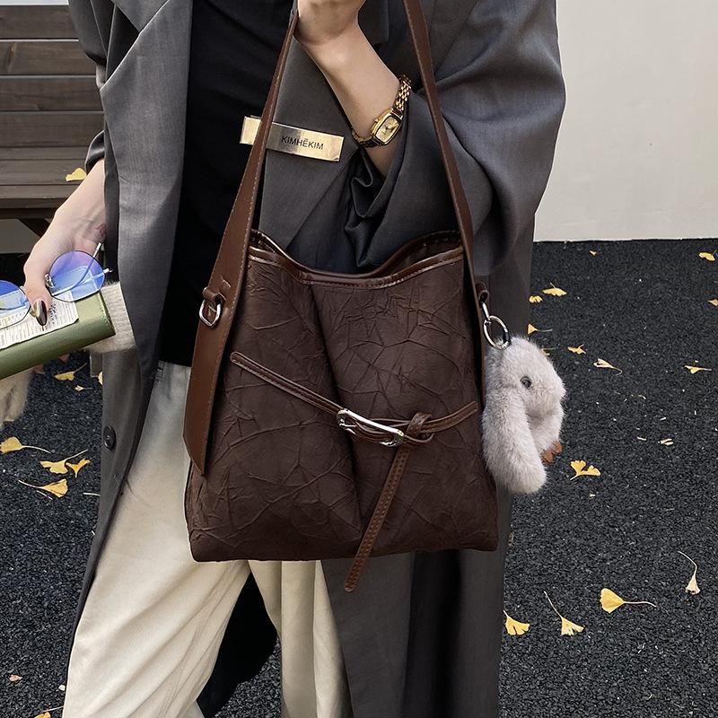 New Fashi Women Commuting Shoulder Bag Retro Casual Large Capacity Bucket Bag Comfortable and Versatile Texture Handle Bag