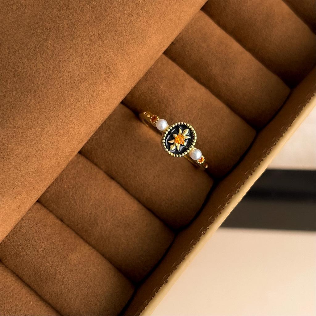 Adjustable Retro High-End Women's Ring: Light Luxury, Artistic Antique Style, Niche Fashion Open Ring