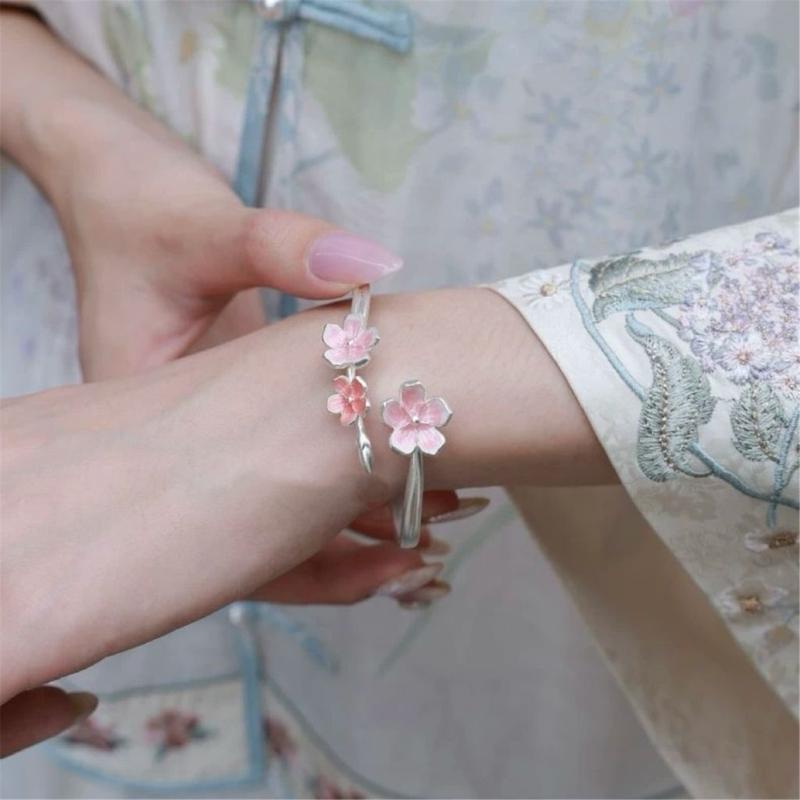 Gradient Floral Pattern Bracelet Sturdy High Quality Alloy Craft Delicate Bangle Jewelry For Everyday Elegances