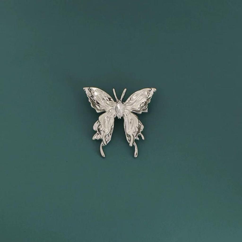 Butterfly Luminous Metal Tassel Brooch – Elegant & Versatile Alloy Accessory