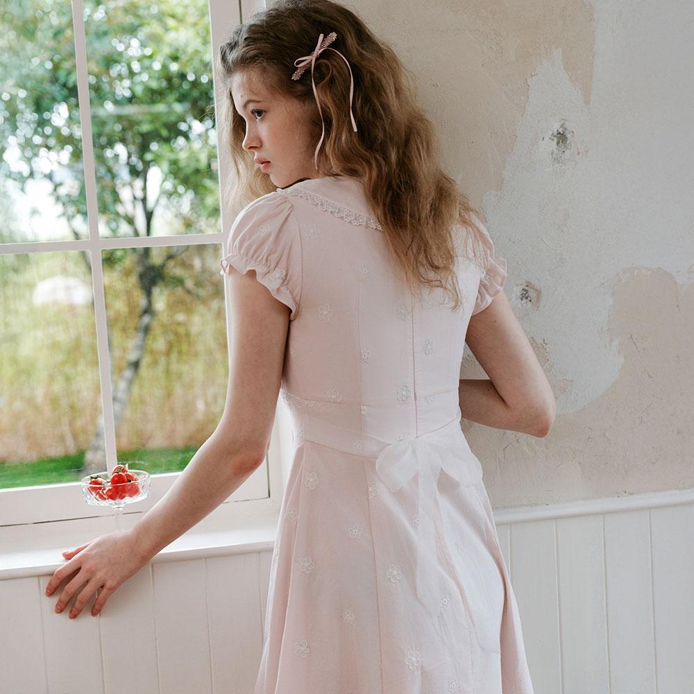 Ceme Adu Cest_Floral Embroidery Lace Collar Dress