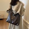Winter popular oil wax leather big bag women 2025 new fashion commuter tote bag retro large capacity armpit bag