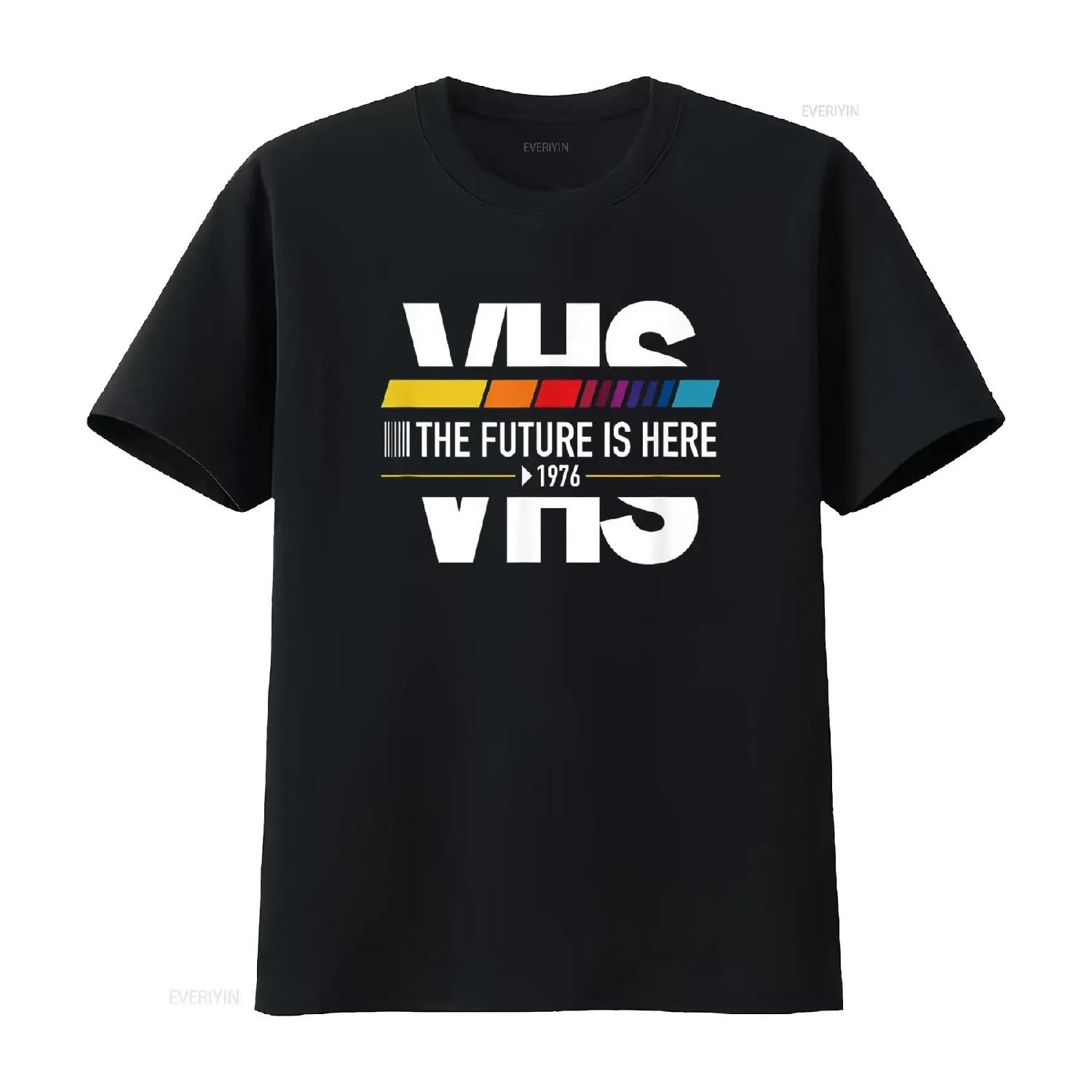 

VHS Vintage The Future is Here 1976 T Shirt vintage Washed Comfortable designer clothes Casual Top For Everyday Wear fashion XXXXXL різнокольоровий