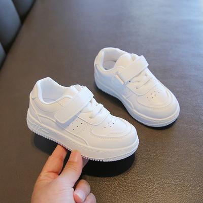 Kleine weiße Kinderschuhe Frühling und Sommer Neue Sportschuhe für Jungen und Mädchen Casual Board Schuhe Leder Weiche Sohlen Babyschuhe