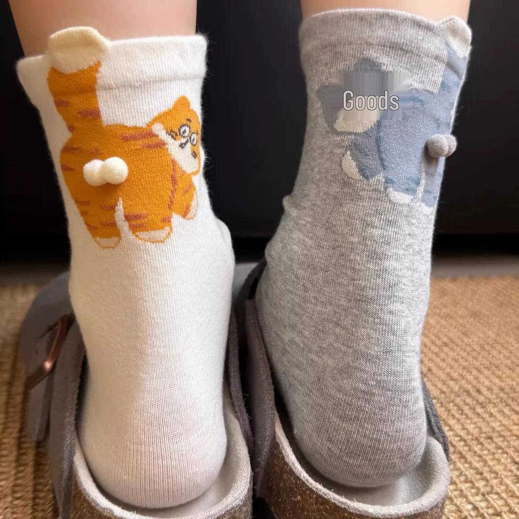 Niedliche 3D Cartoon Kätzchen Socken: Damen Sommer Mid-Calf Socken mit kleinem Kugeldesign und lustigem Eier-Muster.
