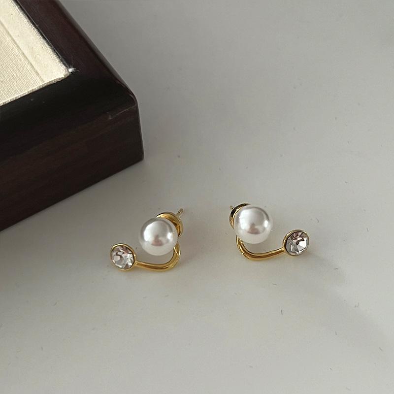 2023 Trendy Retro Pearl Stud Earrings: Sparkly Niche Design for Women