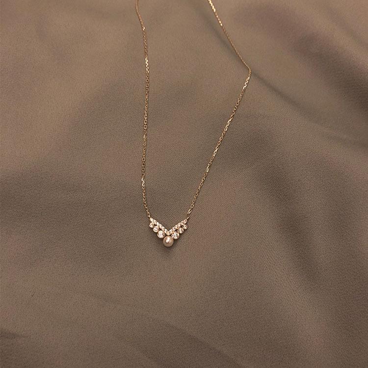 

Elegant V-Shaped Pearl Necklace in Gold-Plated S925 Silver with Diamonds 925 Sterling Silver