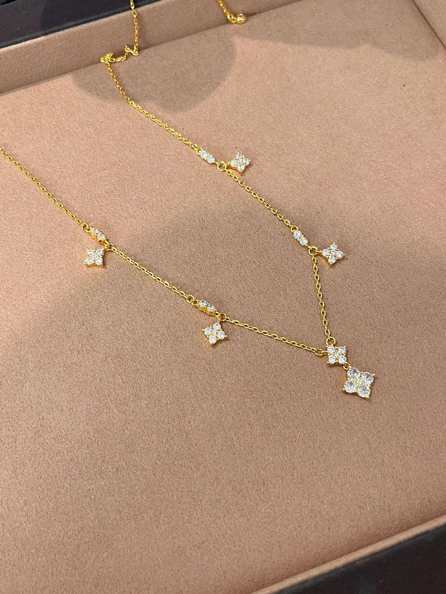 

Gypsy Flower Diamond Necklace Premium Light Luxury Design Clavicle Chain