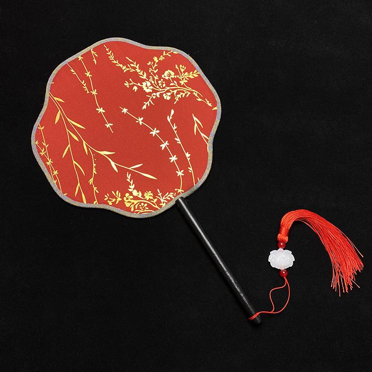 Éventail rond en soie rouge Hanfu ancien, orné d'un long pompon, pour la mariée.