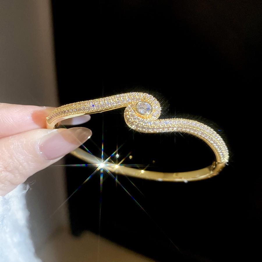 Brățară cu Cataramă Inimă din Zirconiu Placată cu Aur de 18K - Bijuterie Elegantă pentru Femei