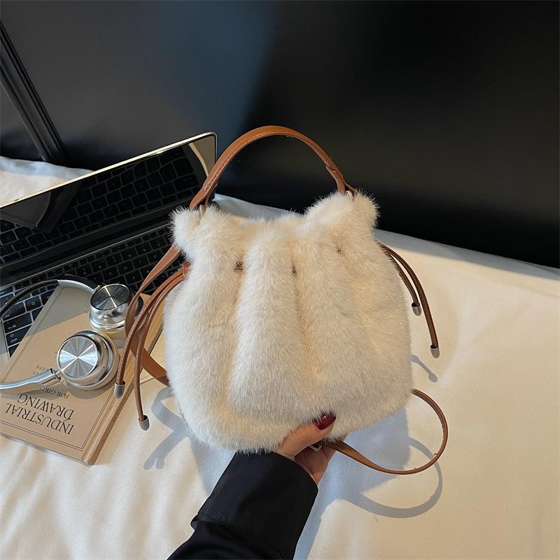 Chic Red Plush Handbags for Women Autumn Winter Faux Fur Mini One Shoulder Crossbody Bags French Texture Soft Plush Clutch