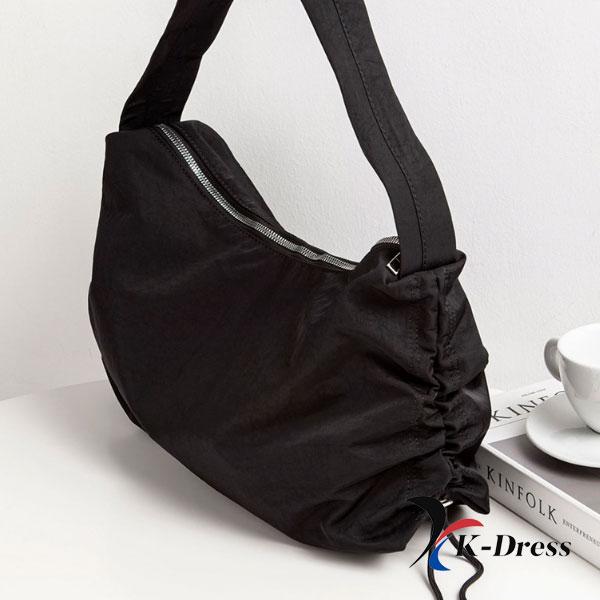 Modern axelväska i nylon med sidveck (2 färger)