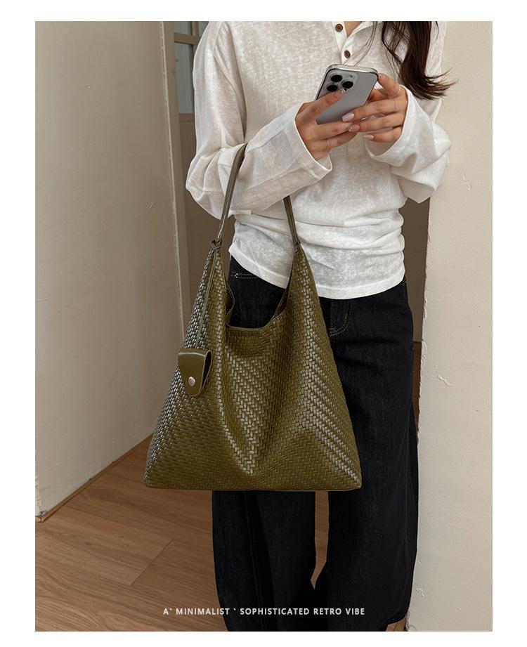 2026 Summer Woven Texture Shoulder Bag: Fashionable, Simple Bucket Design, High-Style Handbag for Daily Commute