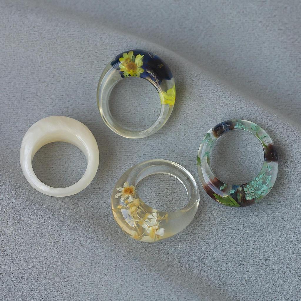 Transparent Resin Ring with Dried Flowers: Elegant, Versatile, European and American Fashion Design