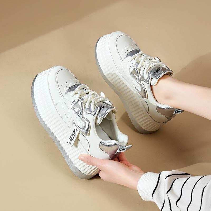 Dicke Sohle kleine weiße Schuhe Damen 2024 Frühling neu 8cm Plateau lässige Board-Schuhe mit kleinem Innenfutter zur Erhöhung Damenschuhe