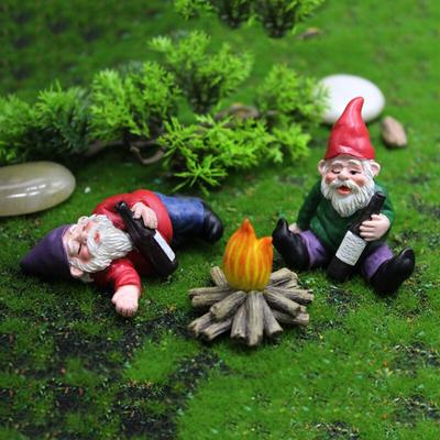 Figurina di gnomo da giardino birichino in resina Vestito natalizio Decorazione da giardino fai-da-te Decorazione gnomo in resina Accessori da giardino durevoli