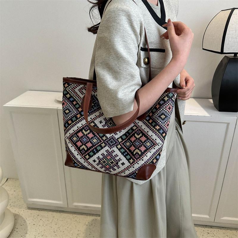 Chic Large Capacity Canvas Tote Bag For Women Fashionable Shoulder Bag With Zipper