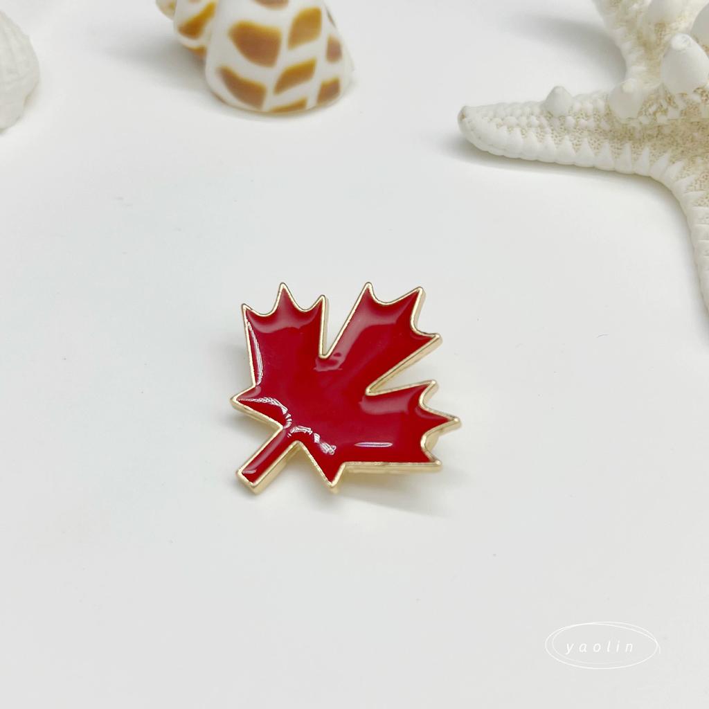 Enameled Red Maple Brooches Canada National Flag Emblem Backpack Bag Jewelry Lapel Badge for Women Men Accessories