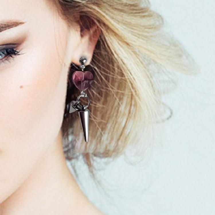 Raffinierte Herz-Kegel-Ohrringe Zeitgenössische Kegel-Ohrringe, die ein charmantes Herz-Element für Zusammenkünfte hervorheben