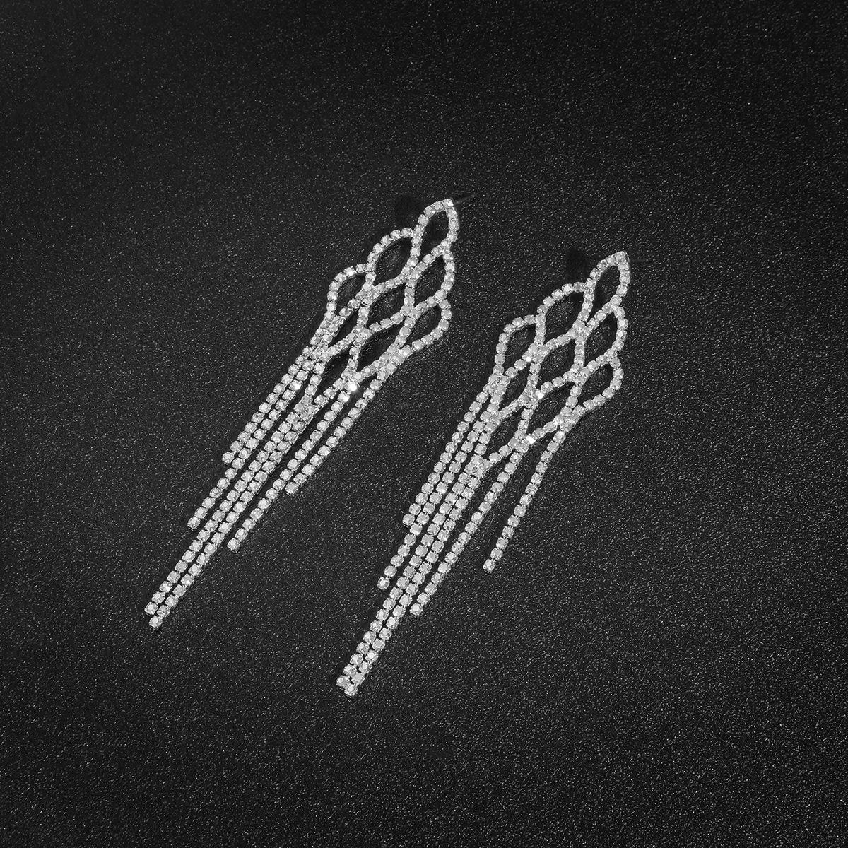 

Элегантные сетчатые серьги с кисточками из страз