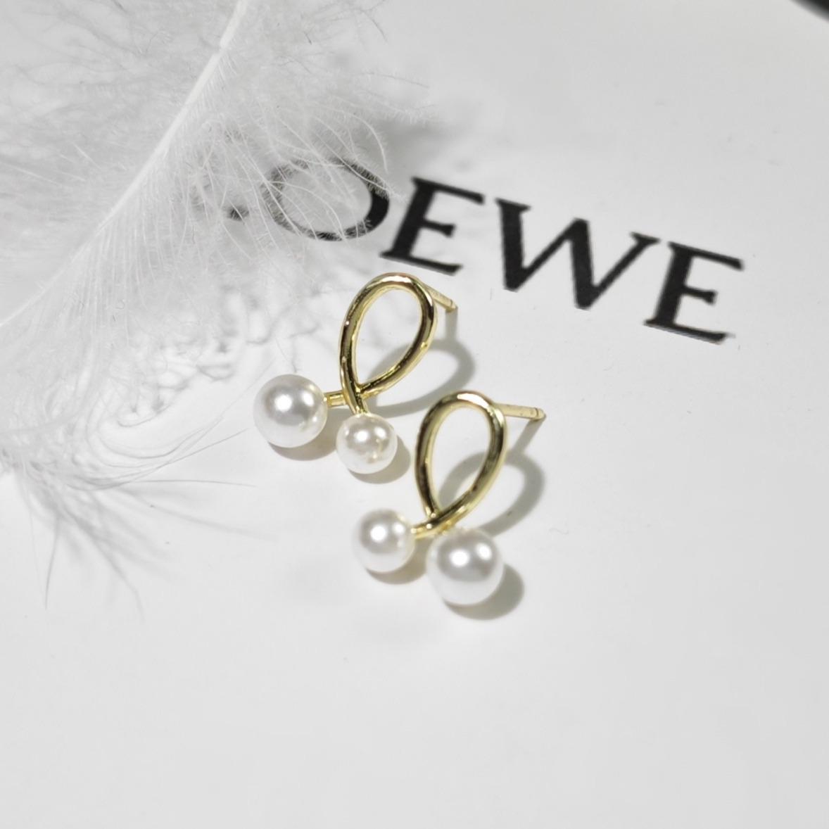 

Elegant French Pearl Bow Stud Earrings: Versatile, Cute Hepburn Style for Women
