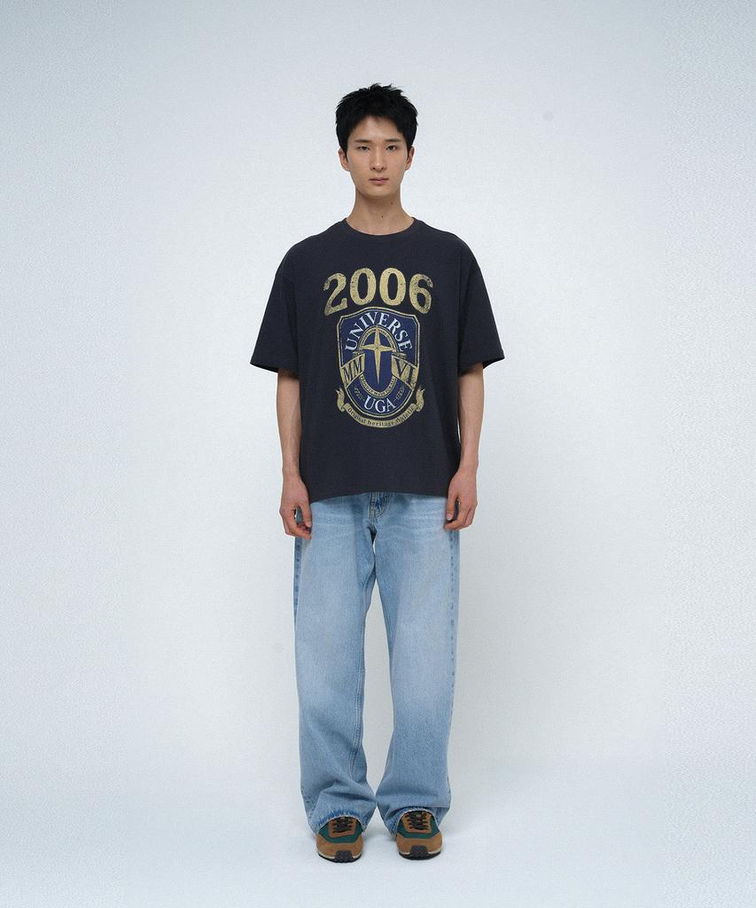 Yunibeoseugameonteu Htg Emblem T-Shirt_Charcoal
