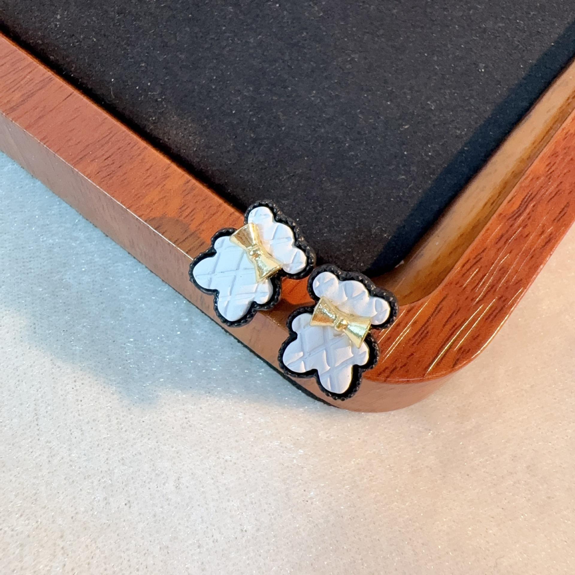 

Cute Bear Earrings Simple Elegant Autumn Winter Women s Fashion Jewelry Small Size Personality Design Sensation Ear Jewelry білий