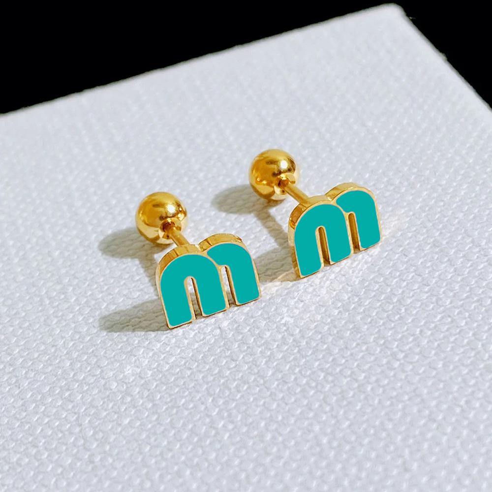 ALTERA Módní barevný přívěsek s písmenem M s olejovým smaltem, náušnice z nerezové oceli, malé šroubovací náušnice s kuličkou, piercing, zirkon