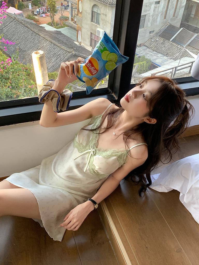 Fashion explosion lace edge suspender nightdress women's new model with chest pad can be worn outside floral dress pajamas