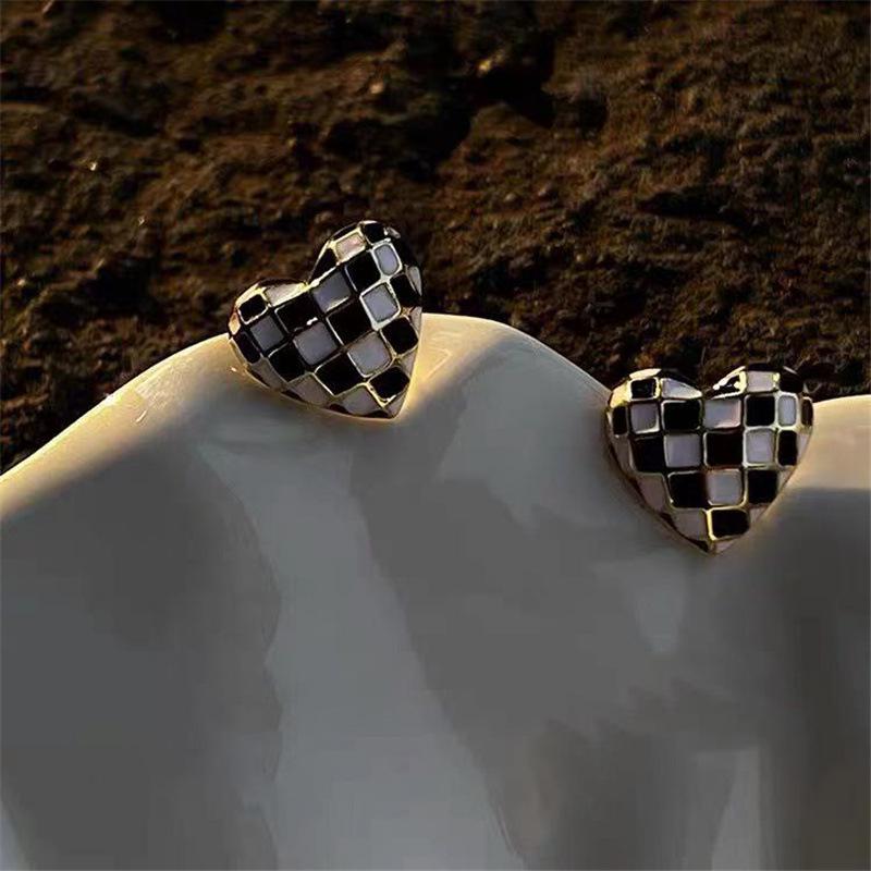 New Heart Plaid Stud Earrings: 2022 Light Luxury Style for Women - High-End Niche Ear Jewelry