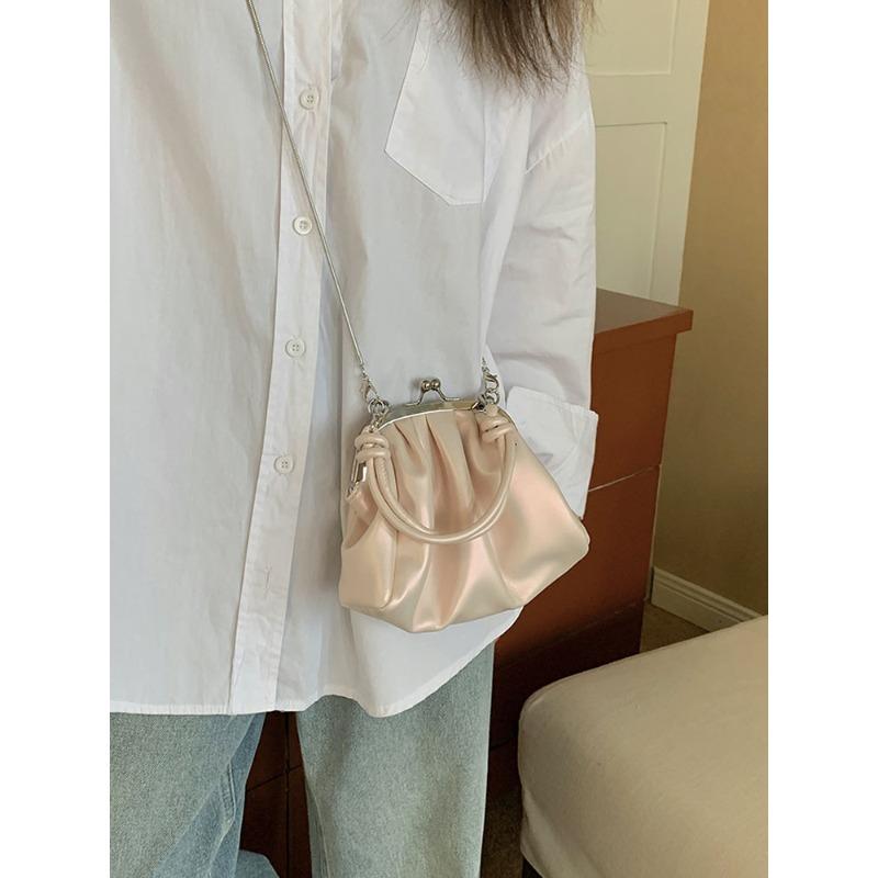 

Милая девушка держит сумку для пельменей японские и корейские Ins высококачественная текстура плиссированная сумка с клипсой на цепочке через плечо женская сумка