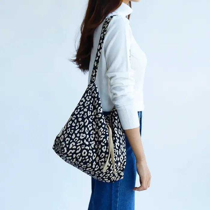 Plain Easy Reversible Shoulder Bag - Leopard Black