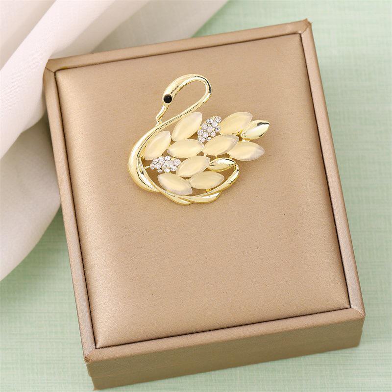 Luxury Animal-Themed Corsage: Elegant Holiday Gift for Women