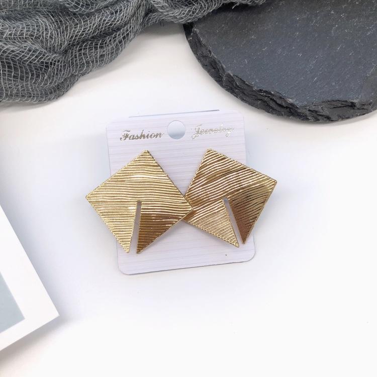 Retro stil personlighet överdrivna metallnitar örhängen enkla geometriska barockstil hoppande örhängen mode öron smycken