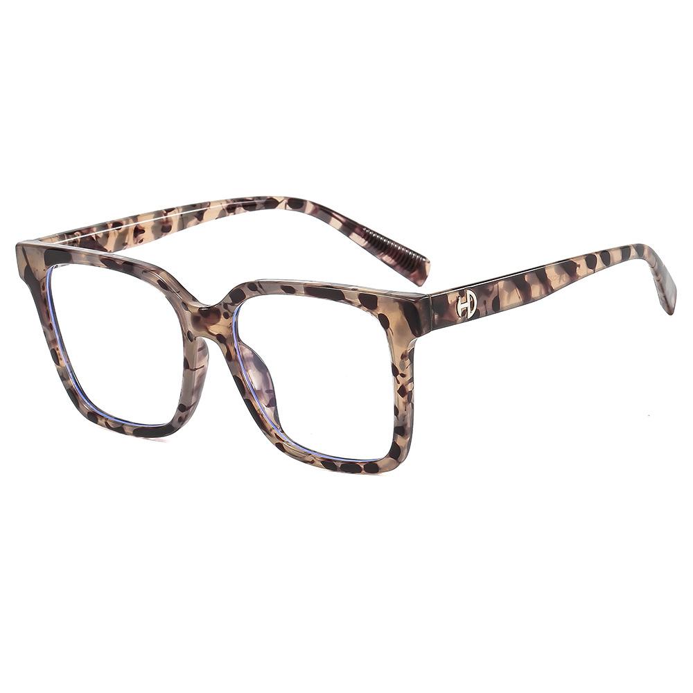 The new TR myopia frame in summer shows a small European and American style with a large frame of anti-blue glasses.