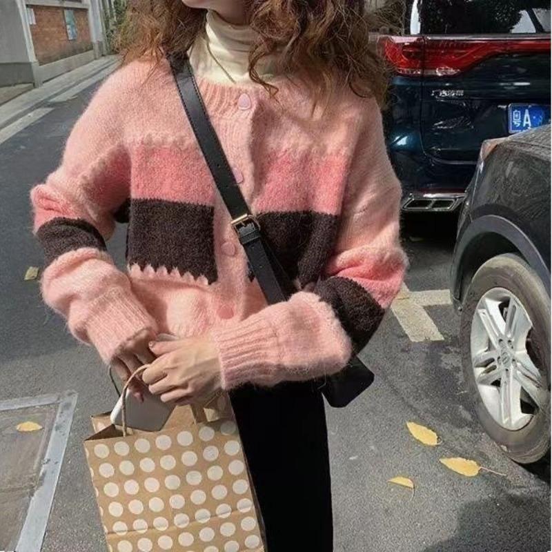 

Весенне-осенне-зимний вязаный кардиган в корейском стиле: Женский модный полосатый короткий свитер с цветными блоками One Size розовый