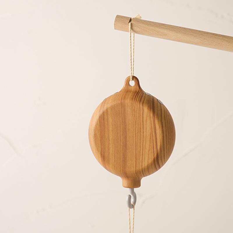 Krippenmobile Drehbare Spieluhr mit Liedern Motor Zubehör Anhänger Spielzeug 0 12 Monate Babybett Hängendes Glockenspiel Spielzeug Kinderzimmer spielt Holzmaserung