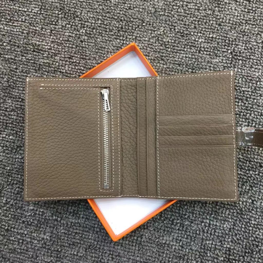 Nuovo Portafoglio Corto in Morbida Pelle di Vacchetta per Donna con Fibbia a Due Pieghe e un Piccolo Cinturino