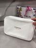 Weiße CHANEL BEAUTÉ Rechteckige Schminktasche, Reißverschluss in Gold, Kosmetiktasche für Reisen, Luxusmarke Beauty-Accessoire